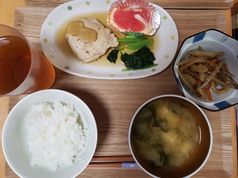 あじさい荘夕食 サメの煮付け きんぴらごぼう ご飯 味噌汁 今日の献立