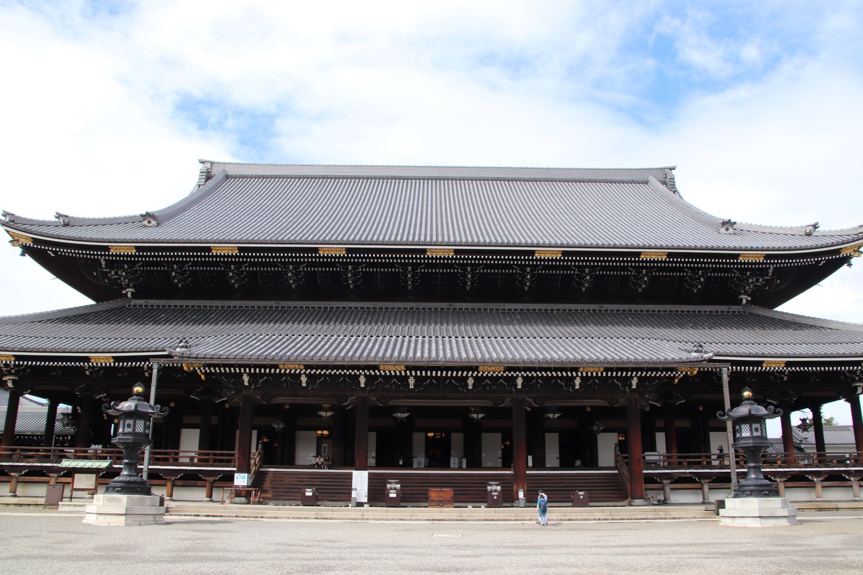 東本願寺　なまこ壁と彼岸花_e0048413_21084618.jpg