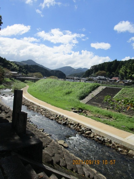 中元寺川を見つめる諏訪神社_a0237545_21334473.jpg