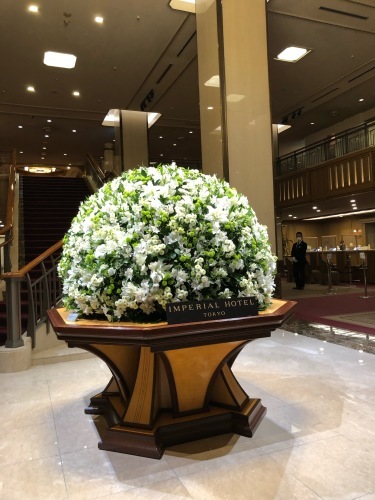 帝国ホテルのロビーと可愛いスモック刺繍のワンピース やさしい光のなかで 帝国ホテルのロビーと可愛いスモック刺繍のワンピース やさしい光のなかで