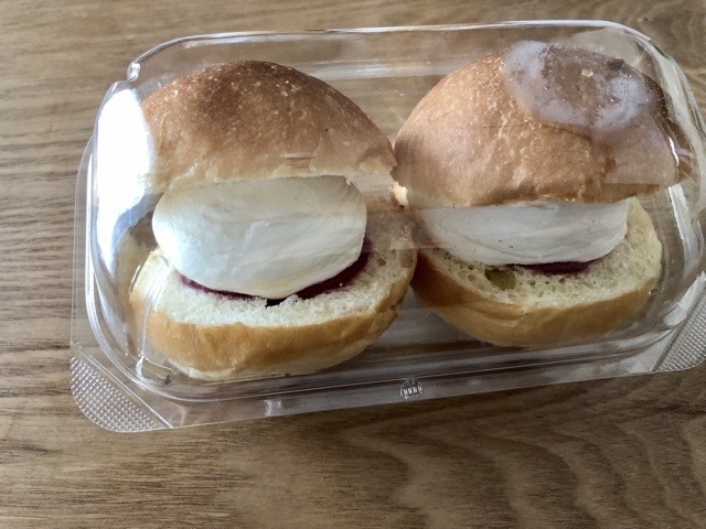 【3度目の正直で見つけた成城石井のマリトッツォ】菓子パン_b0009849_14222371.jpeg