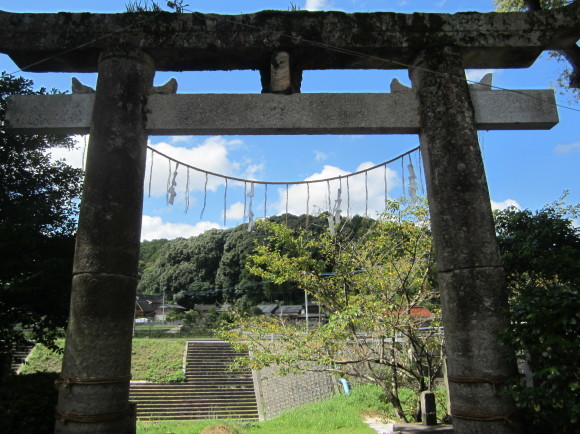 中元寺川を見つめる諏訪神社_a0237545_11354864.jpg