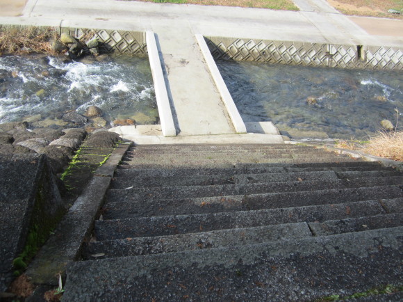 中元寺川を見つめる諏訪神社_a0237545_11435059.jpg