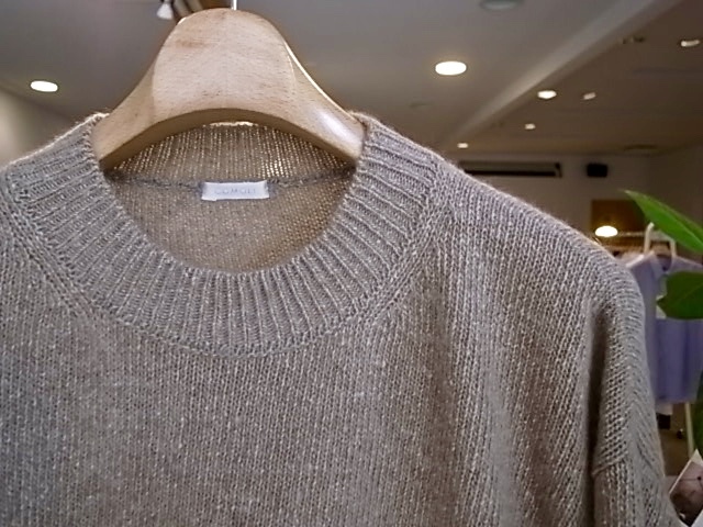 COMOLI カシミヤ クルーネックニット : TRUNK