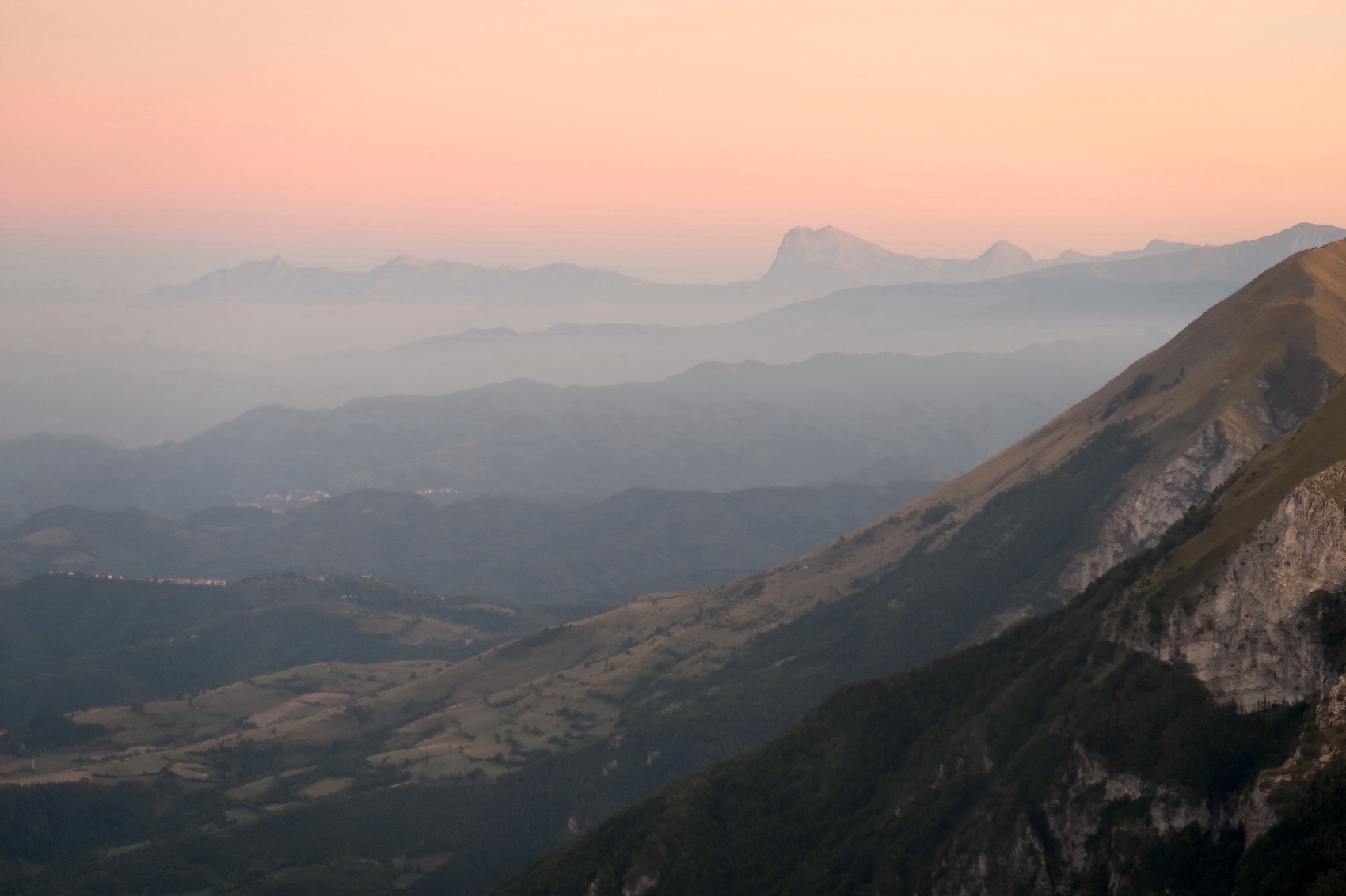 夕焼けに染まる山の宿 月に光る海  アブルッツォ夏に旅した山も茜色_f0234936_20381536.jpg