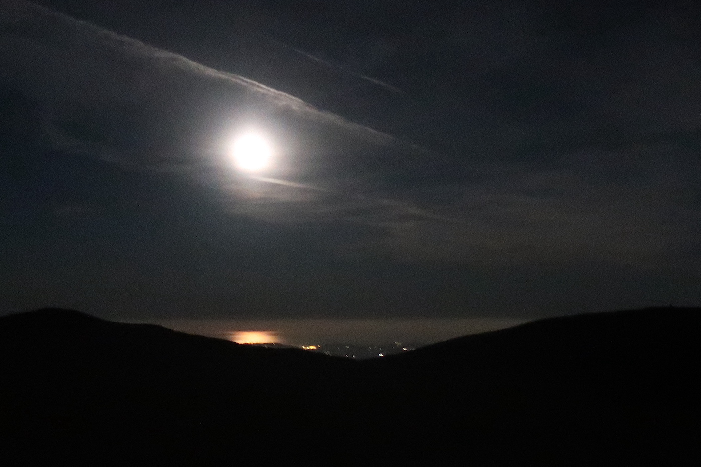 夕焼けに染まる山の宿 月に光る海  アブルッツォ夏に旅した山も茜色_f0234936_20591317.jpg