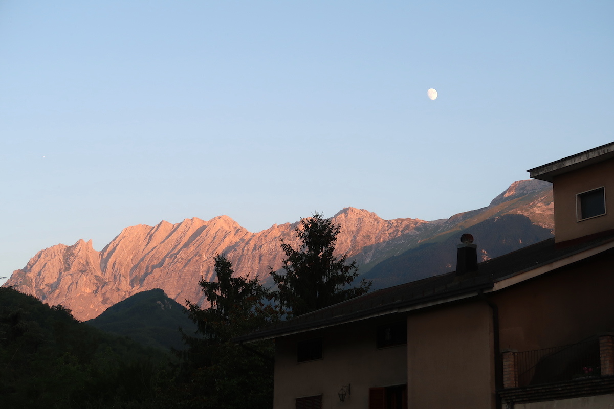 夕焼けに染まる山の宿 月に光る海  アブルッツォ夏に旅した山も茜色_f0234936_21423429.jpg