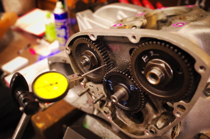 トライアンフ 面倒なタイミングギアのバッククラッシュ量調整 月曜日の授業風景 Vintage Motorcycle Study