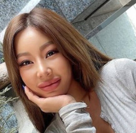 歌手Jessiが目と鼻に続き、豊胸手術を告白。少女時代ティファニーと親友 意外な親交_f0158064_22142183.jpg
