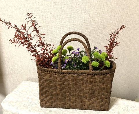 山葡萄の花籠 山葡萄の花籠 山葡萄の籠に秋の花を生けました。 : 秋田