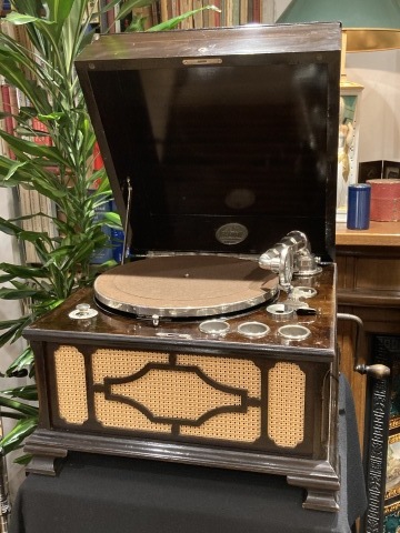 米チニーの卓上型蓄音機が入荷しました : シェルマン アート