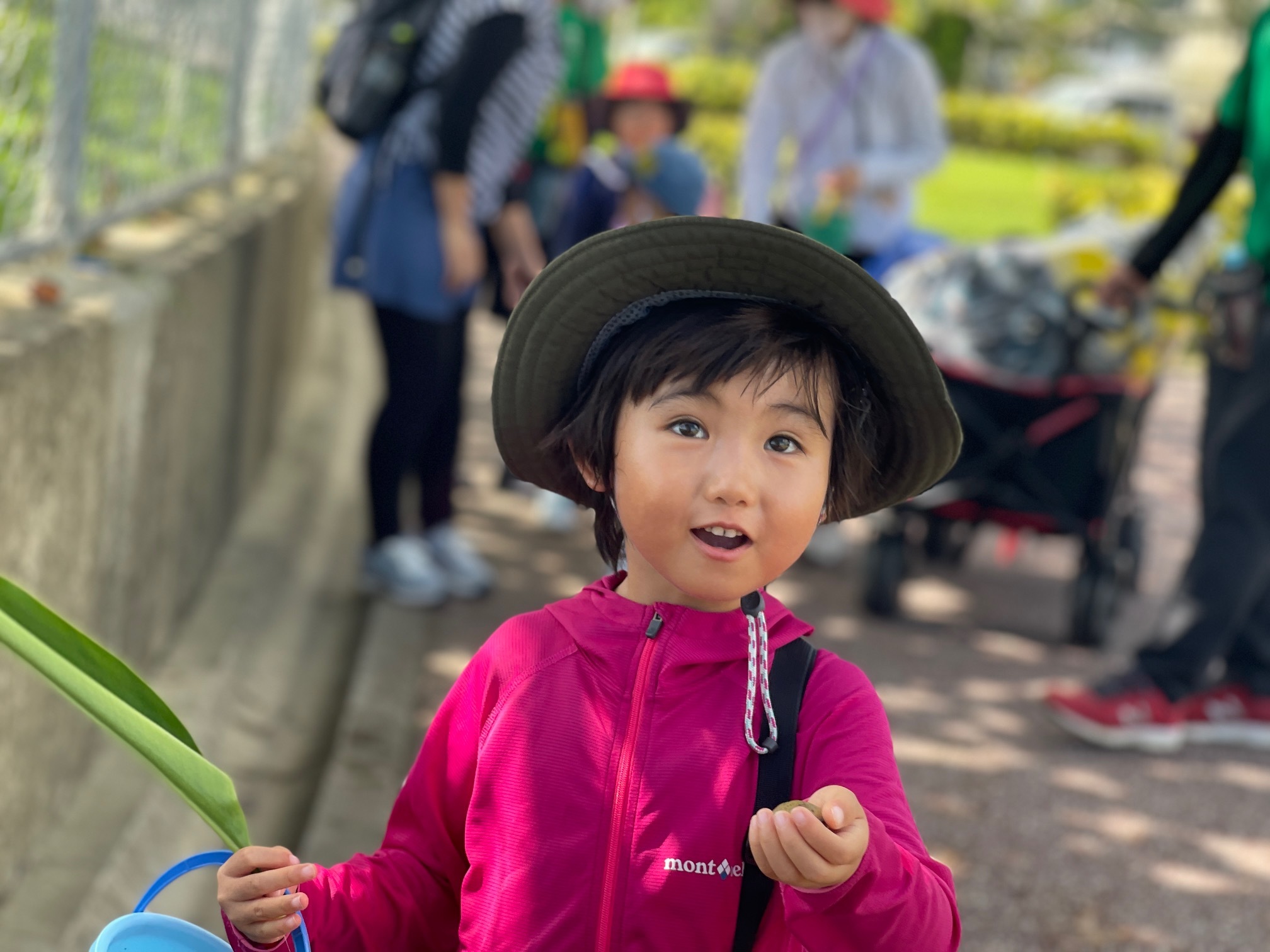 青空ようちえん〔平日〕9/29・2歳から参加できるネコわくデビューの海辺遊び。木の実を集めつつ海岸まで親子で探検です。_d0363878_17354978.jpg