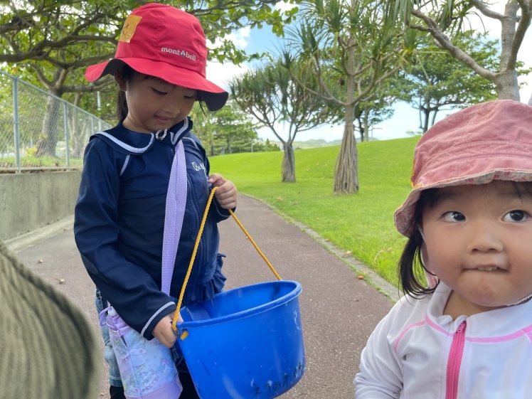 青空ようちえん〔平日〕9/29・2歳から参加できるネコわくデビューの海辺遊び。木の実を集めつつ海岸まで親子で探検です。_d0363878_17364665.jpg