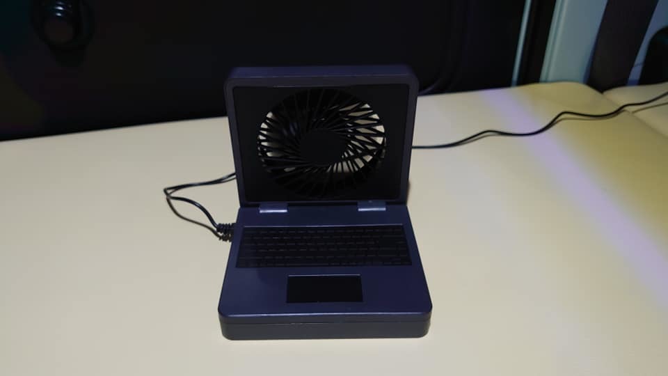 ダイソーのUSB扇風機とライト_b0237229_18263916.jpg