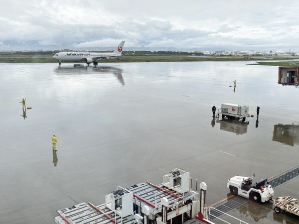 雨上がりの徳島空港エプロンがウユニ塩湖”風”に_c0081462_20373264.jpg