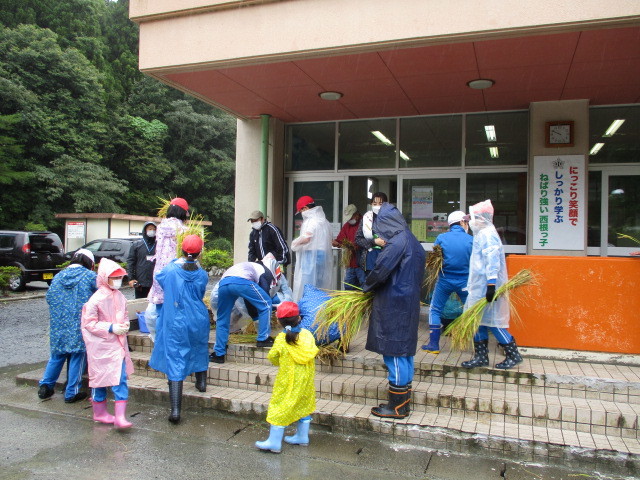 稲刈りについて(月光原小・西根小)_d0247484_16154609.jpg