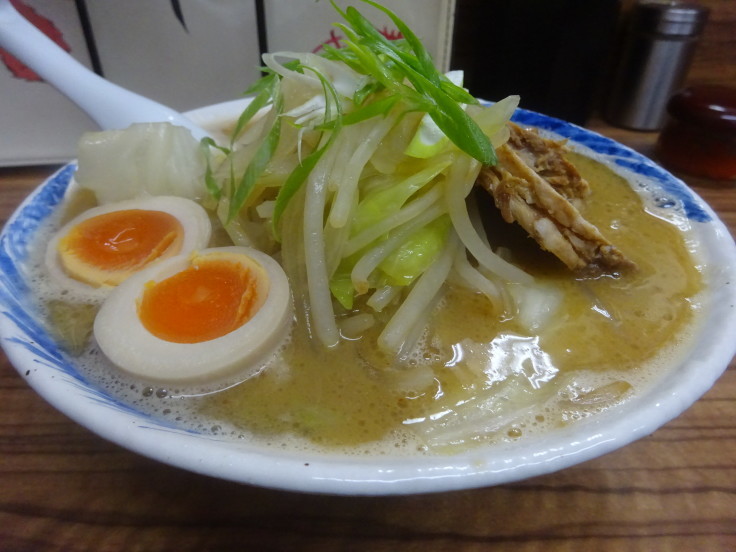 【麺や 福座】　レギュラーメニュー、福そばをいただく！　もやし＆キャベツがこれだけ入ってこの麺にこのスープ。やっぱり７７０円はいいラーメンだわ福そば♪_d0396298_23415251.jpg