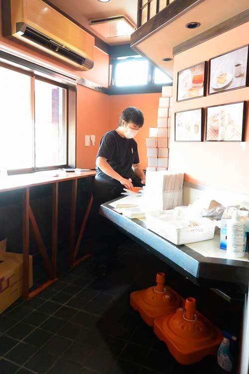 【(山梨グルメ)甲府市「味魅 台湾カステラ」・・・シフォンケーキのような ふわっふわのカステラ!!】_a0005436_15585813.jpg