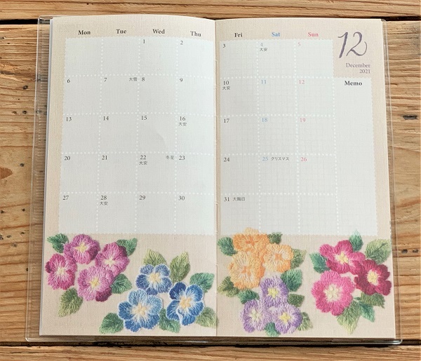 素敵な刺繍の手帳とカレンダー♪_d0249193_16415638.jpg