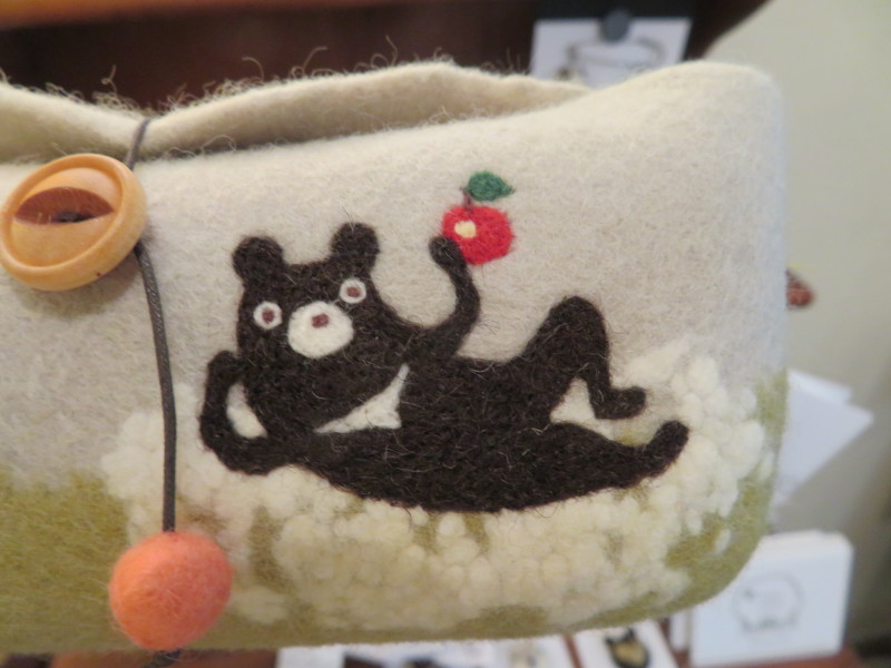 ここはギャラリーですか?愛くるしいくま科の生態ご紹介_f0129557_17293236.jpg