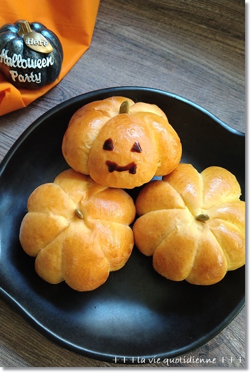 【ハロウィンパン】10年恒例の南瓜パン!今年も作って顔はチョコソースで自作ね(笑)_a0348473_06193212.jpg