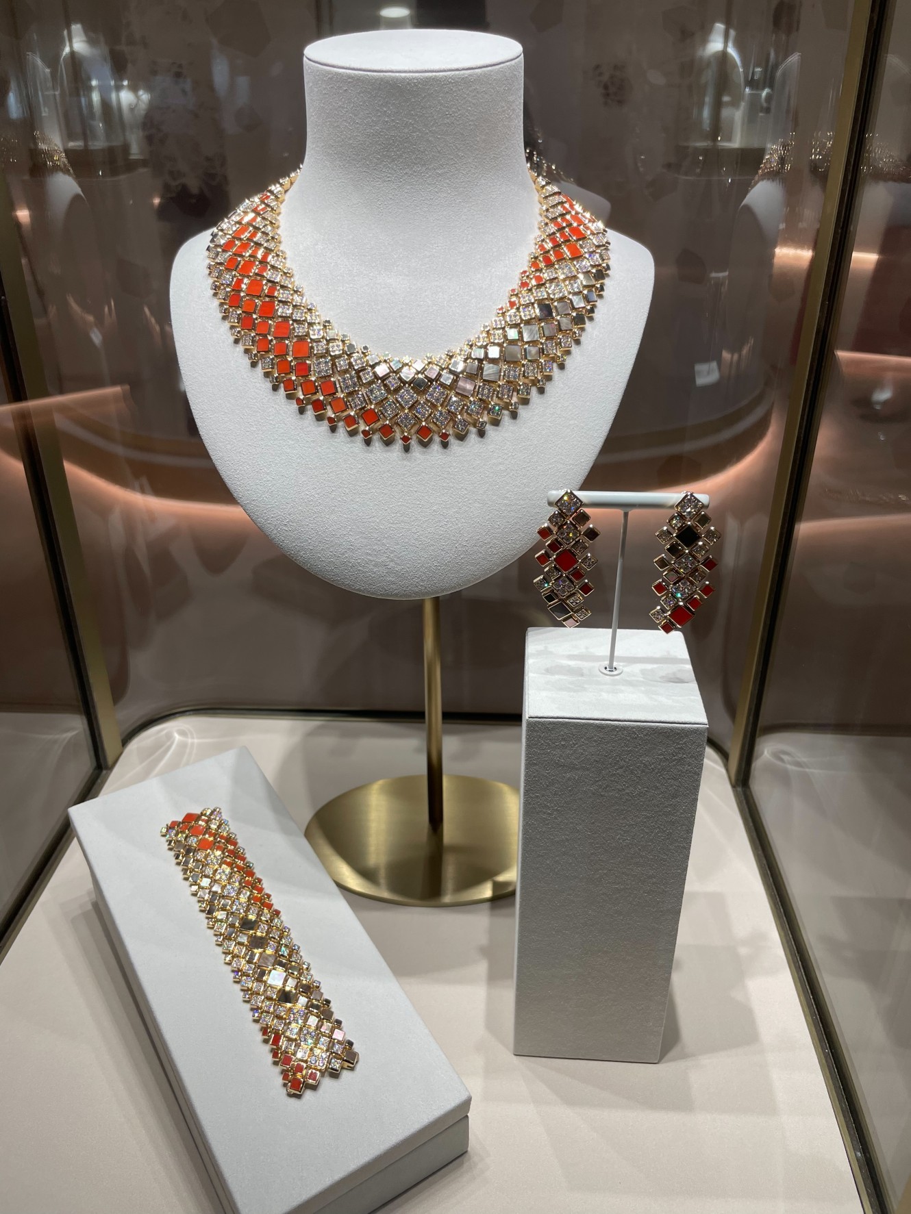 「ハイジュエリーメゾン、カルティエー魅惑の世界」@フォーシーズンズホテル東京大手町♪_d0339889_19334922.jpg