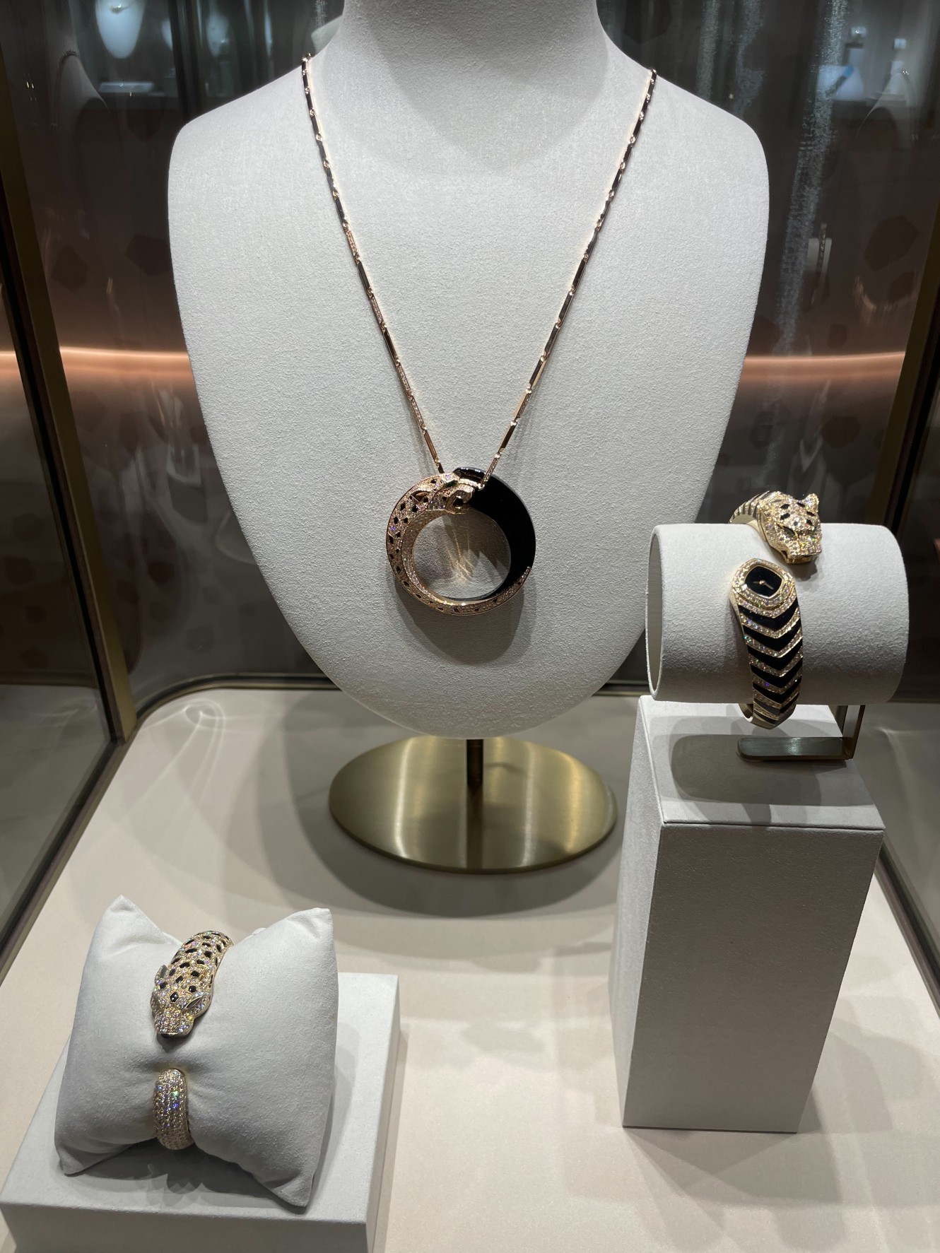 「ハイジュエリーメゾン、カルティエー魅惑の世界」@フォーシーズンズホテル東京大手町♪_d0339889_19342321.jpg
