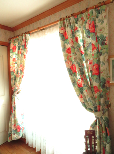 『サンダーソン』の『フラワープリント』カーテンを納めました by interior styling of bright_c0157866_19560412.jpg