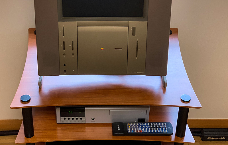 片付けの途中、Twentieth Anniversary Macintoshの置き場所に困って取り敢えずオーディオラックの上に置いてみた！_b0194208_21282582.jpg