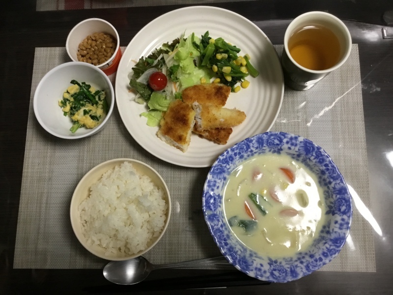 ひまわり荘 夕食 ご飯 豆乳シチュー ニラ玉 白身魚フライ サラダ 今日の献立