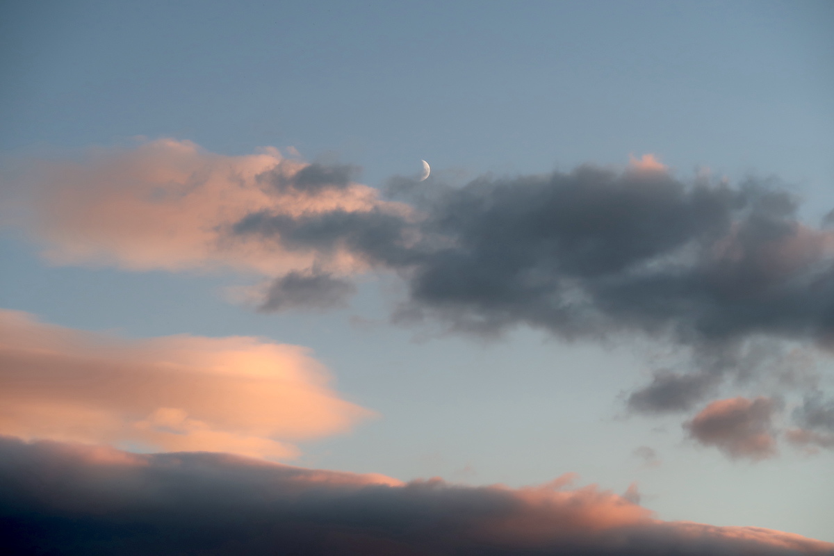 桜色の夕雲の中に白い月、寒いペルージャと冬の友 優れもの暖房器具_f0234936_23172131.jpg