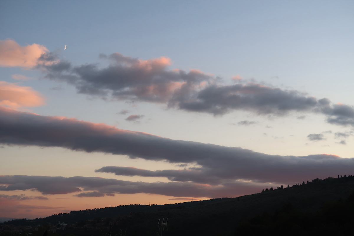 桜色の夕雲の中に白い月、寒いペルージャと冬の友 優れもの暖房器具_f0234936_23194243.jpg