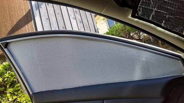 車中泊時の窓の目隠し自作 スバルインプレッサ ネコとスズメとカラスウリの花