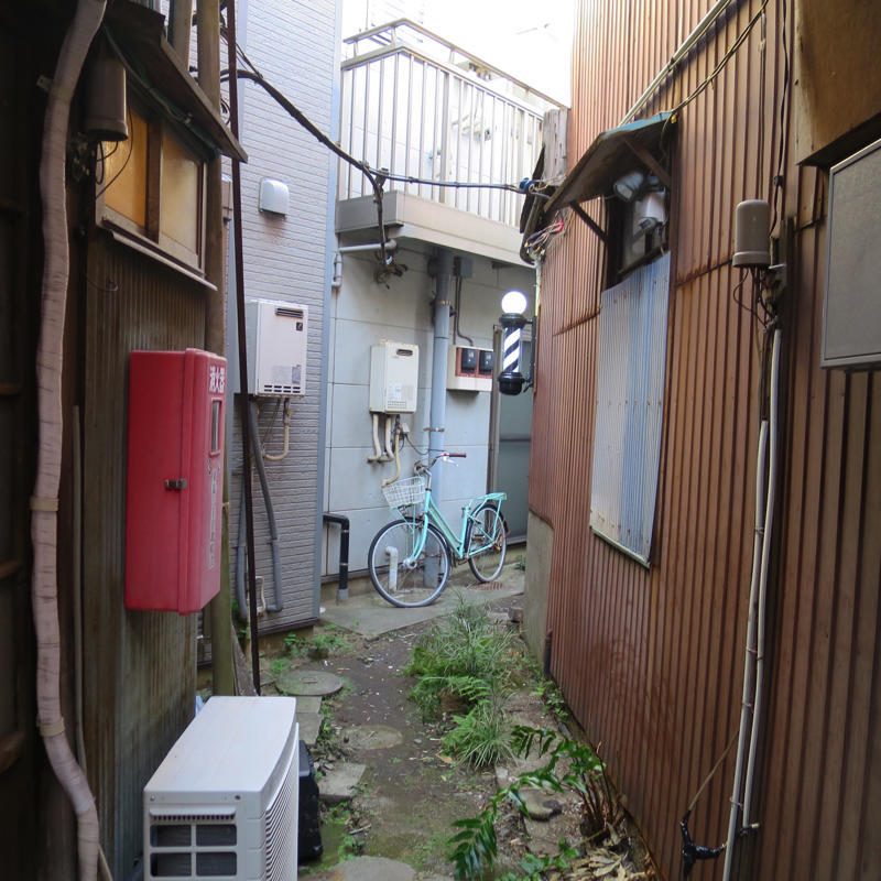 夢に出てきそうなシュールな理髪店_c0060143_21274113.jpg