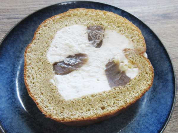 【シャトレーゼ】焼き栗モンブランのふんわりロール_c0152767_07415210.jpg