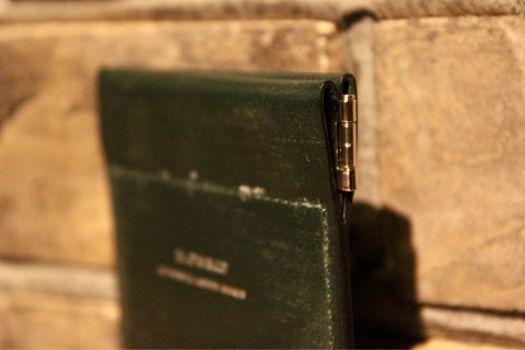 「SLOW」 英国紳士革 ~bridle~ \"long wallet & coin case\" ご紹介_f0191324_07581782.jpg