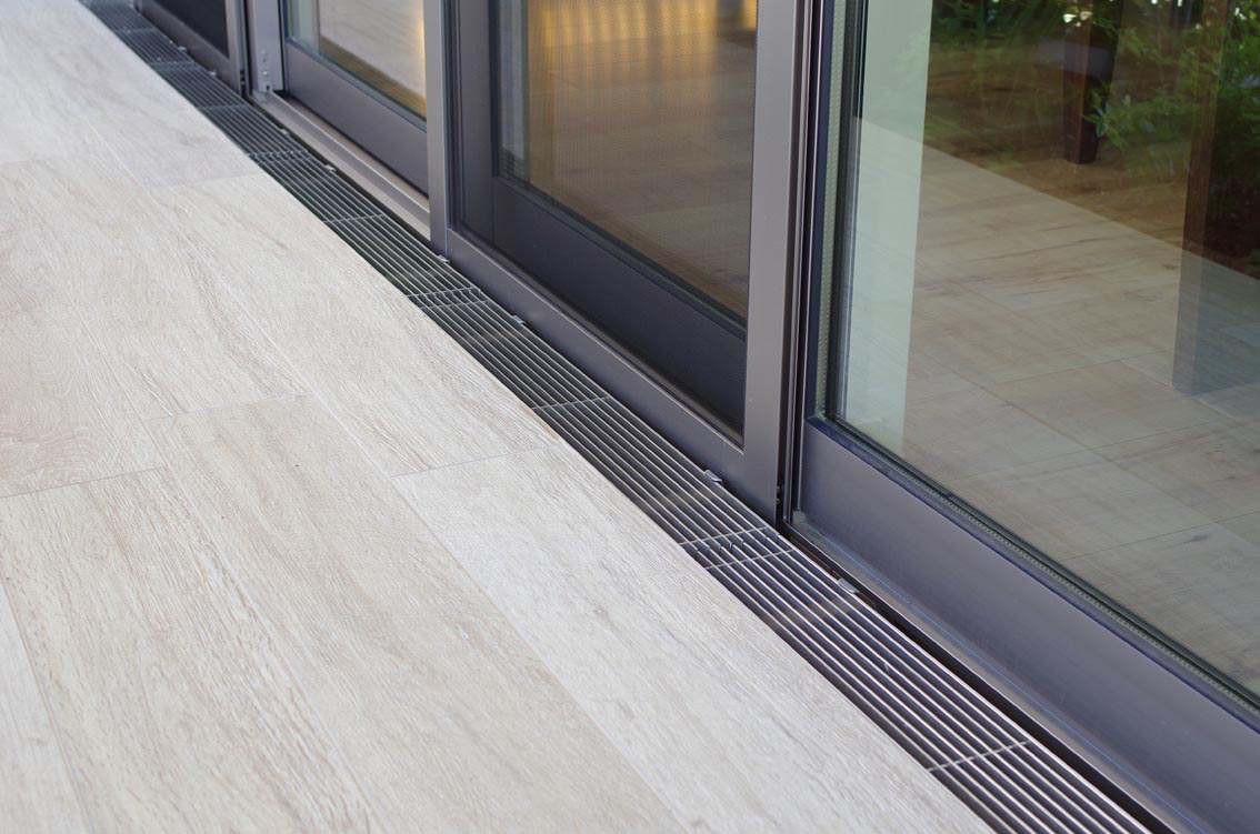 タイルテラス　テラスエッジ　ウッドデッキ　テラス　グレーチング　片持ちステー タイルテラスを機能的に作るには : ニットー コラム