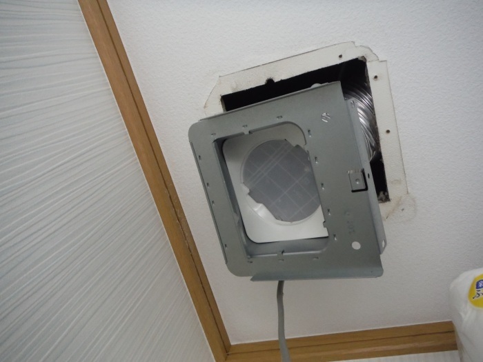 小工事 ~ トイレ天井換気扇取替えとその他。_d0165368_05185072.jpg