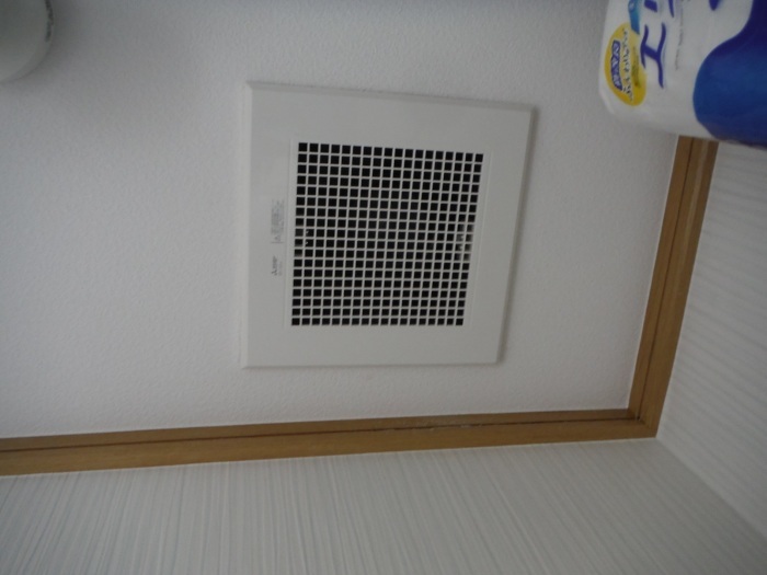 小工事 ~ トイレ天井換気扇取替えとその他。_d0165368_05194510.jpg