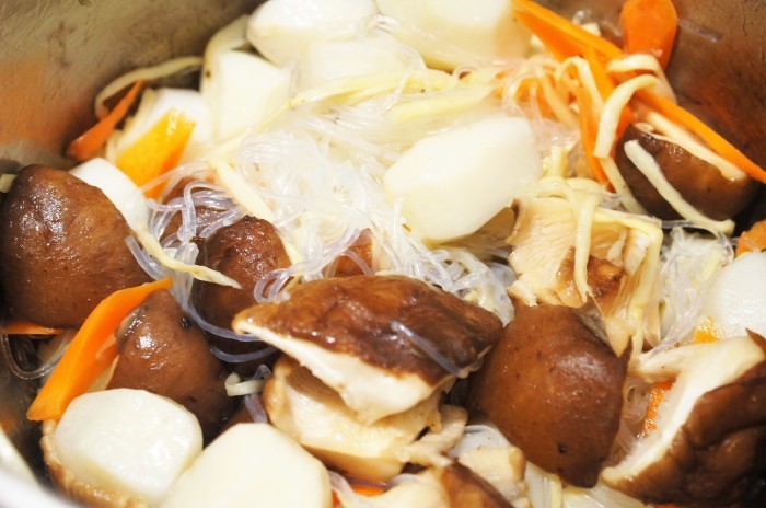 ■和のおかず【五目飯・豚汁の余り+材料で 里芋の煮付け】_b0033423_10224550.jpg