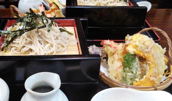 ■外ご飯と編み物【天婦羅蕎麦/ダイソーで見つけた面白編み物グッズ】_b0033423_22475700.jpg