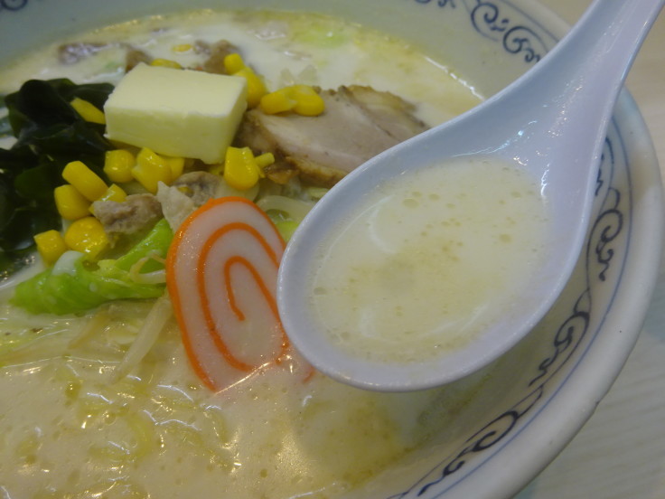 【 中華　丸八 】　牛乳ラーメン！　溶けていく中央のバターにたっぷりの野菜。ひさしぶりの牛乳ラーメンたまらんね♪_d0396298_00011922.jpg