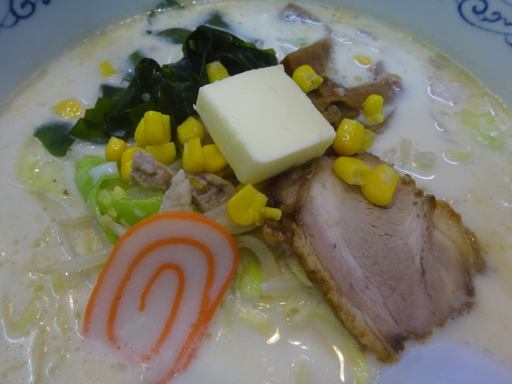 【 中華　丸八 】　牛乳ラーメン！　溶けていく中央のバターにたっぷりの野菜。ひさしぶりの牛乳ラーメンたまらんね♪_d0396298_00013469.jpg