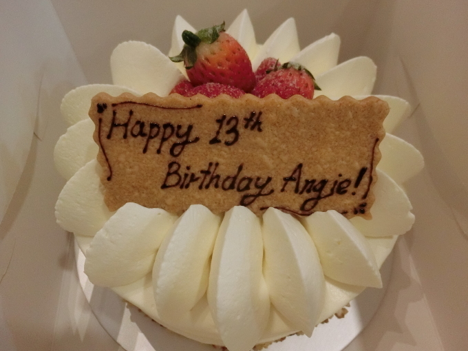 我が家の可愛いコちゃんのハッピーバースデー お祝いは パントラーのバースデーケーキで Singaporeグルメ