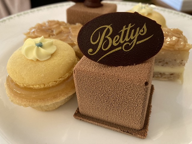 老舗「ベティーズ」本店でアフタヌーンティー♪ : ロンパラ 老舗「ベティーズ」本店でアフタヌーンティー♪ : ロンパラ