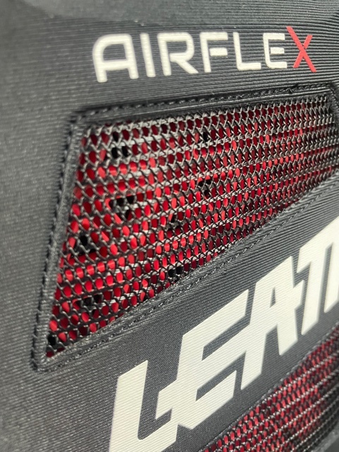 LEATT AIRFLEX チェストプロテクター 22モデル_f0062361_13441131.jpg