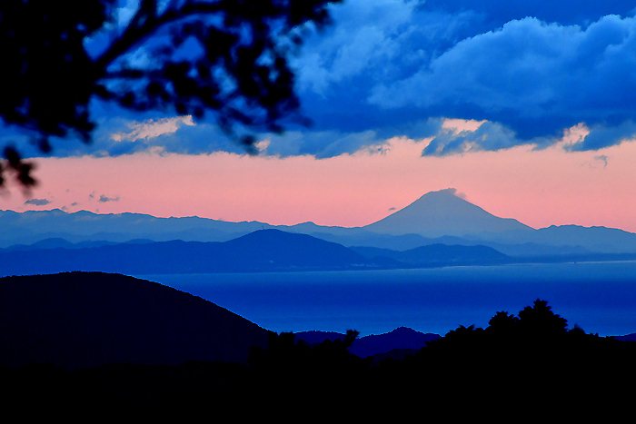 10月のある日あの時、山に登り下り、滑り。月夜の森で「もののけ」と遊び、今季「初」の伊勢志摩からの富士山を愛でる！_b0169522_06193515.jpg