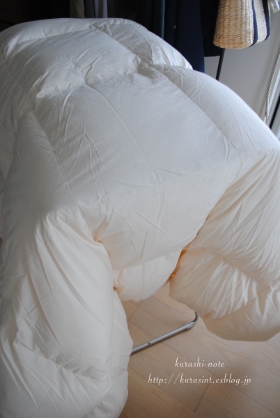 新しい寝具で快適睡眠 * 羽毛の布団と枕と_b0351624_21302416.jpg