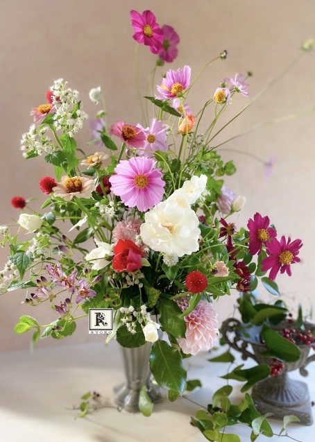 ほとんどのお花を摘み取った季節の花々をつかって こちらのクラスではレッスンをしています_c0128489_17410431.jpeg