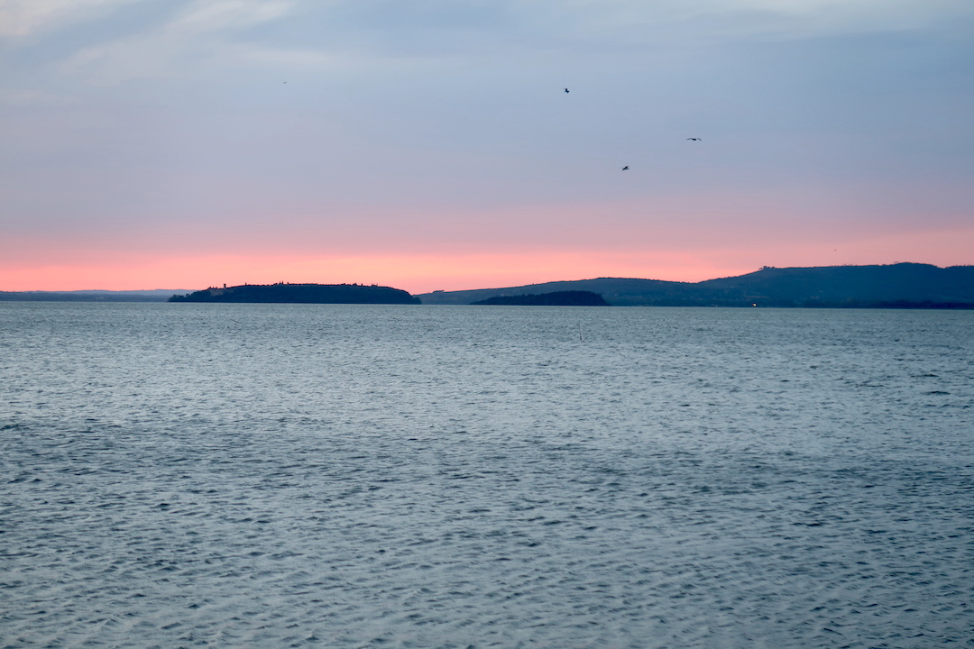 沈む夕日追って北風のトラジメーノ湖へ_f0234936_23024519.jpg
